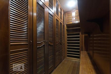 Apartamento à venda com 250m², 3 quartos e 3 vagas Apartamento à venda com 250m², 3 quartos e 3 vagasCloset da Suíte