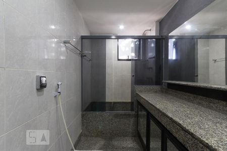 Apartamento à venda com 250m², 3 quartos e 3 vagas Apartamento à venda com 250m², 3 quartos e 3 vagasBanheiro da Suíte