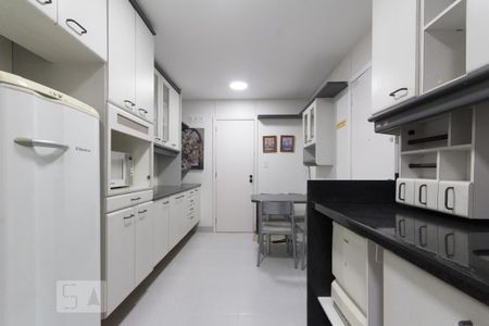 Apartamento à venda com 250m², 3 quartos e 3 vagas Apartamento à venda com 250m², 3 quartos e 3 vagasCozinha