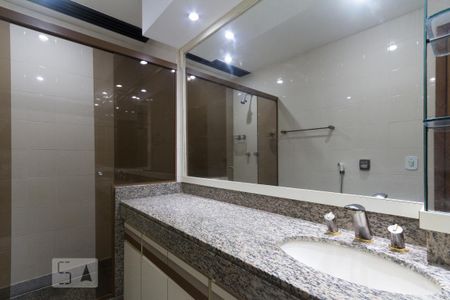 Apartamento à venda com 250m², 3 quartos e 3 vagas Apartamento à venda com 250m², 3 quartos e 3 vagasBanheiro da Suíte 2