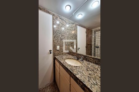 Apartamento à venda com 300m², 4 quartos e 3 vagas Apartamento à venda com 300m², 4 quartos e 3 vagasBanheiro da Suíte 1