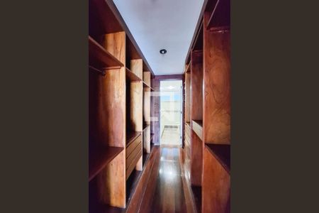 Apartamento à venda com 300m², 4 quartos e 3 vagas Apartamento à venda com 300m², 4 quartos e 3 vagasCloset da suíte 3