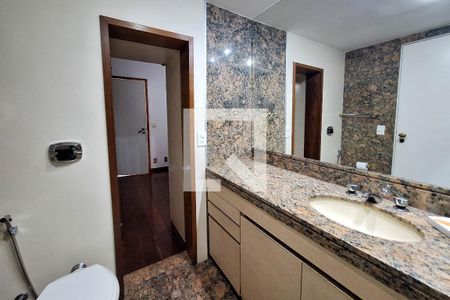 Apartamento à venda com 300m², 4 quartos e 3 vagas Apartamento à venda com 300m², 4 quartos e 3 vagasBanheiro da Suíte 2