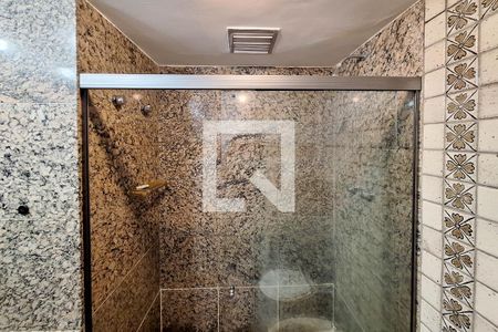 Apartamento à venda com 300m², 4 quartos e 3 vagas Apartamento à venda com 300m², 4 quartos e 3 vagasBanheiro da Suíte 1