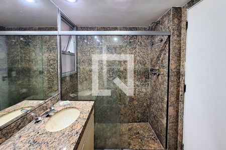 Apartamento à venda com 300m², 4 quartos e 3 vagas Apartamento à venda com 300m², 4 quartos e 3 vagasBanheiro da Suíte 2