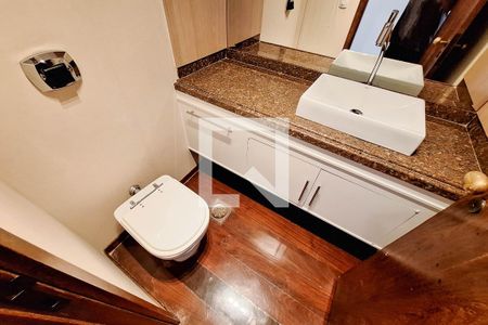 Apartamento à venda com 300m², 4 quartos e 3 vagas Apartamento à venda com 300m², 4 quartos e 3 vagasLavabo