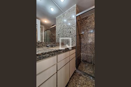 Apartamento à venda com 300m², 4 quartos e 3 vagas Apartamento à venda com 300m², 4 quartos e 3 vagasBanheiro da Suíte 1