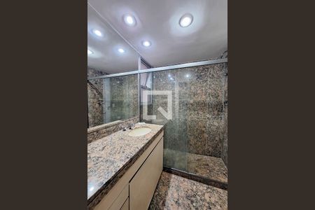 Apartamento à venda com 300m², 4 quartos e 3 vagas Apartamento à venda com 300m², 4 quartos e 3 vagasBanheiro da Suíte 2