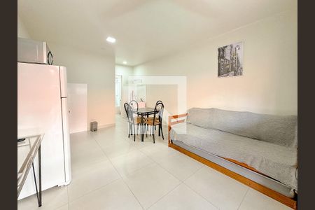 Sala de TV de apartamento para alugar com 1 quarto, 44m² em Ingleses do Rio Vermelho, Florianópolis