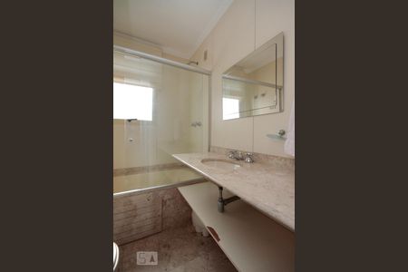 Apartamento à venda com 330m², 4 quartos e 3 vagasBanheiro da Suíte 3