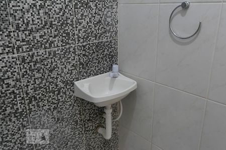 Banheiro (Pia) de casa para alugar com 1 quarto, 45m² em Parque Fongaro, São Paulo