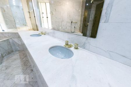 Apartamento à venda com 420m², 4 quartos e 4 vagas Apartamento à venda com 420m², 4 quartos e 4 vagasBanheiro 1 Suíte 1 - Torneira