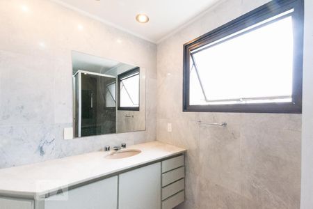 Apartamento à venda com 420m², 4 quartos e 4 vagas Apartamento à venda com 420m², 4 quartos e 4 vagasBanheiro da Suíte 2