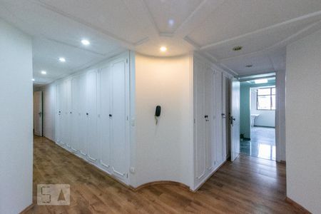 Apartamento à venda com 420m², 4 quartos e 4 vagas Apartamento à venda com 420m², 4 quartos e 4 vagasCorredor