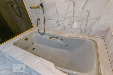 Apartamento à venda com 420m², 4 quartos e 4 vagas Apartamento à venda com 420m², 4 quartos e 4 vagasBanheiro 1 Suíte 1