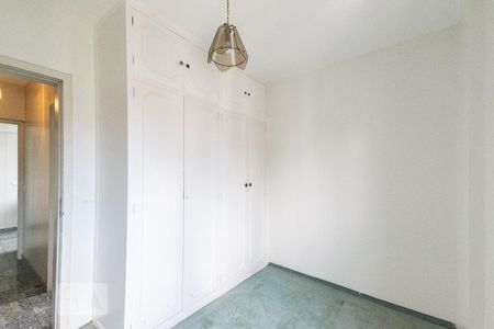 Apartamento à venda com 420m², 4 quartos e 4 vagas Apartamento à venda com 420m², 4 quartos e 4 vagasQuarto de Serviço 1