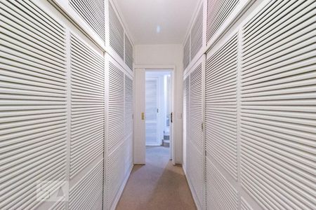 Apartamento à venda com 420m², 4 quartos e 4 vagas Apartamento à venda com 420m², 4 quartos e 4 vagasCloset Suíte 1