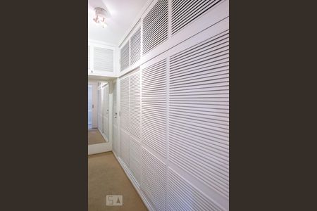 Apartamento à venda com 420m², 4 quartos e 4 vagas Apartamento à venda com 420m², 4 quartos e 4 vagasCloset Suíte 1