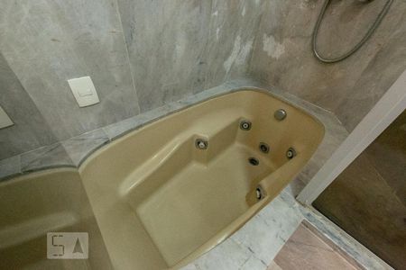 Apartamento à venda com 420m², 4 quartos e 4 vagas Apartamento à venda com 420m², 4 quartos e 4 vagasBanheiro da Suíte 2