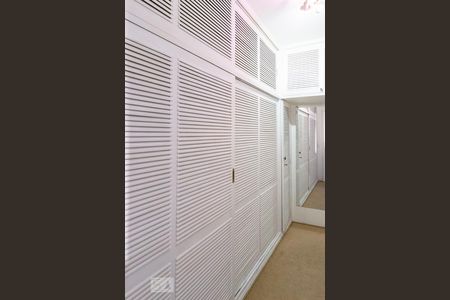 Apartamento à venda com 420m², 4 quartos e 4 vagas Apartamento à venda com 420m², 4 quartos e 4 vagasCloset Suíte 1