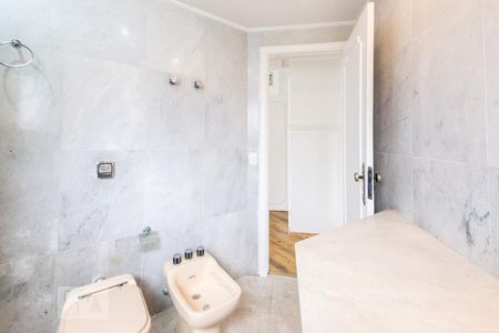 Apartamento à venda com 420m², 4 quartos e 4 vagas Apartamento à venda com 420m², 4 quartos e 4 vagasBanheiro da Suíte 2