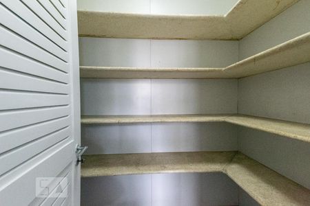 Apartamento à venda com 420m², 4 quartos e 4 vagas Apartamento à venda com 420m², 4 quartos e 4 vagasDespensa 2