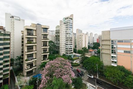 Apartamento à venda com 420m², 4 quartos e 4 vagas Apartamento à venda com 420m², 4 quartos e 4 vagasVista do Quarto de Serviço 2