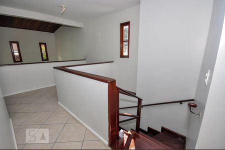 Casa de condomínio à venda com 480m², 5 quartos e 2 vagasEscada Acesso 2o Andar