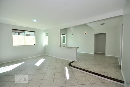 Sala de casa de condomínio à venda com 5 quartos, 480m² em Anil, Rio de Janeiro