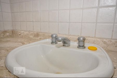 Casa de condomínio à venda com 480m², 5 quartos e 2 vagasBanheiro Social 1