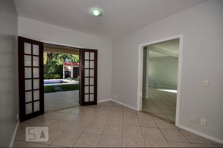 Sala de TV de casa de condomínio à venda com 5 quartos, 480m² em Anil, Rio de Janeiro