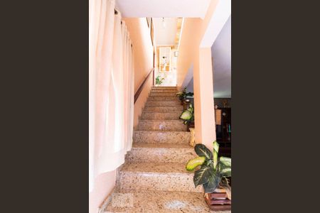 Casa para alugar com 200m², 3 quartos e 3 vagasEscada