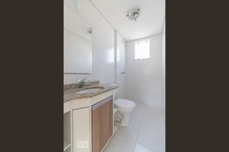Banheiro social de apartamento para alugar com 2 quartos, 65m² em Cajuru, Curitiba
