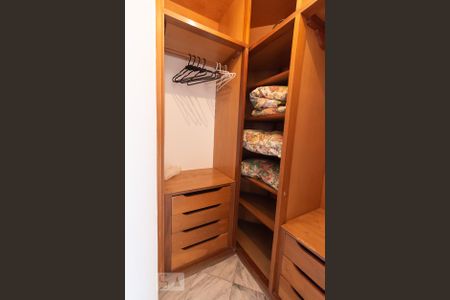 Apartamento para alugar com 48m², 1 quarto e 1 vaga Apartamento para alugar com 48m², 1 quarto e 1 vagaQuarto Closet