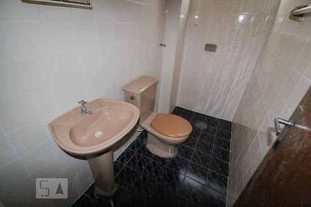 Banheiro de apartamento para alugar com 1 quarto, 32m² em Centro, Curitiba