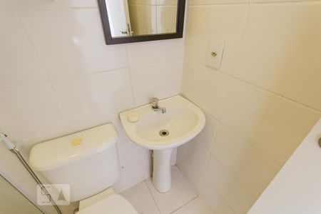 Banheiro de apartamento para alugar com 2 quartos, 50m² em Jacarepaguá, Rio de Janeiro