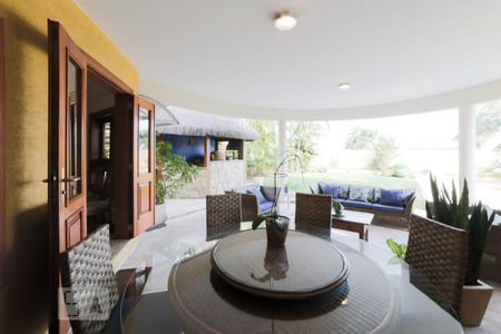 Casa de condomínio à venda com 441m², 4 quartos e 3 vagasQuintal