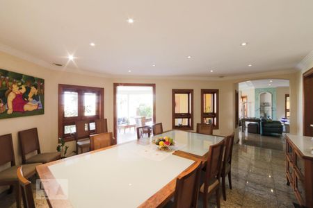 Casa de condomínio à venda com 441m², 4 quartos e 3 vagasSala de jantar