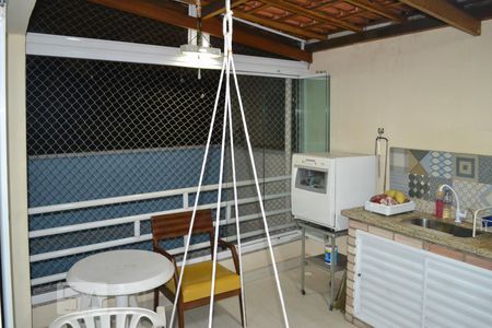 Casa à venda com 180m², 3 quartos e 2 vagas Casa à venda com 180m², 3 quartos e 2 vagasVaranda