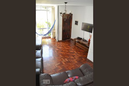 Casa à venda com 180m², 3 quartos e 2 vagas Casa à venda com 180m², 3 quartos e 2 vagasSala