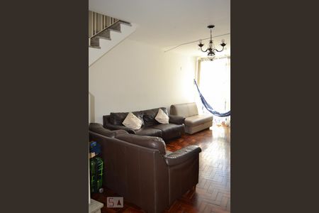 Casa à venda com 180m², 3 quartos e 2 vagas Casa à venda com 180m², 3 quartos e 2 vagasSala