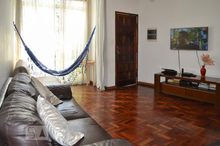 Casa à venda com 180m², 3 quartos e 2 vagas Casa à venda com 180m², 3 quartos e 2 vagasSala
