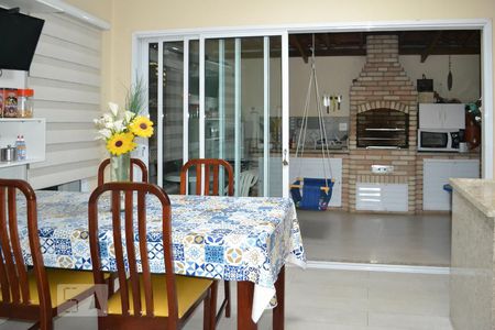 Casa à venda com 180m², 3 quartos e 2 vagas Casa à venda com 180m², 3 quartos e 2 vagasVaranda