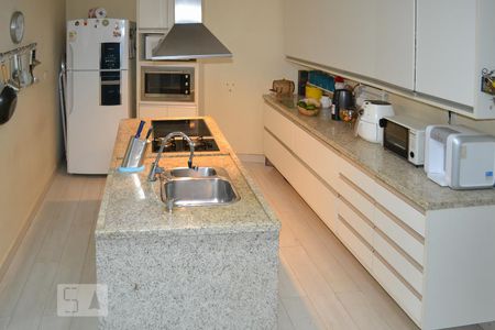 Casa à venda com 180m², 3 quartos e 2 vagas Casa à venda com 180m², 3 quartos e 2 vagasCozinha