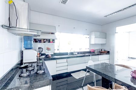 Casa de condomínio para alugar com 300m², 4 quartos e 4 vagasCozinha 