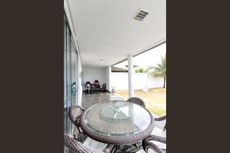 Casa de condomínio para alugar com 300m², 4 quartos e 4 vagasQuintal 