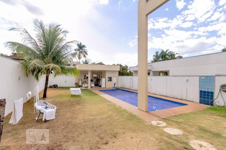 Casa de condomínio para alugar com 300m², 4 quartos e 4 vagasQuintal 