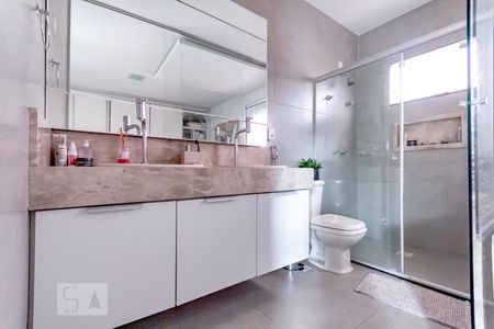 Casa de condomínio para alugar com 300m², 4 quartos e 4 vagasBanheiro do Quarto 1