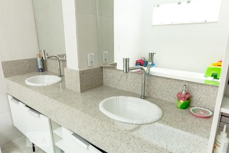 Casa de condomínio para alugar com 300m², 4 quartos e 4 vagasBanheiro do quarto 3