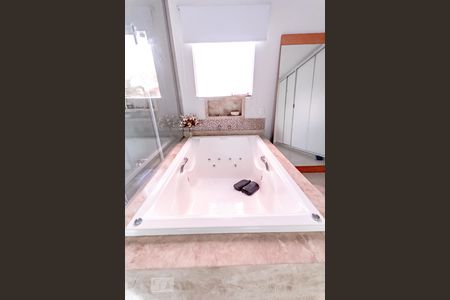 Casa de condomínio para alugar com 300m², 4 quartos e 4 vagasBanheiro do Quarto 1